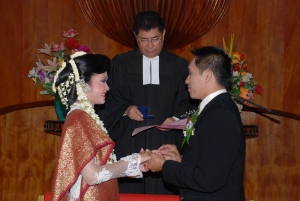 Manatar Sitohang memasangkan cincin pernikahan kepada Monika Sagala dihadapan Pdt. W.T.P. Simarmata yang memberikan pemberkatan pernikahan mereka di gereja HKBP Lumban Suhi-suhi Samosir. Pdt. W.T.P. Simarmata adalah Sekjen HKBP yang masih merupakan kerabat Manatar Sitohang dari pihak ibu.