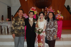 Pasangan pengantin yang berbahagia menempuh hidup baru Manatar Sitohang dan Monika Sagala berpose bersama Bpk Dr. Ir. Benhard Sitohang dan Ibu boru Gultom yang datang dari Bandung untuk menghadiri pernikahan Manatar dan Monika. 